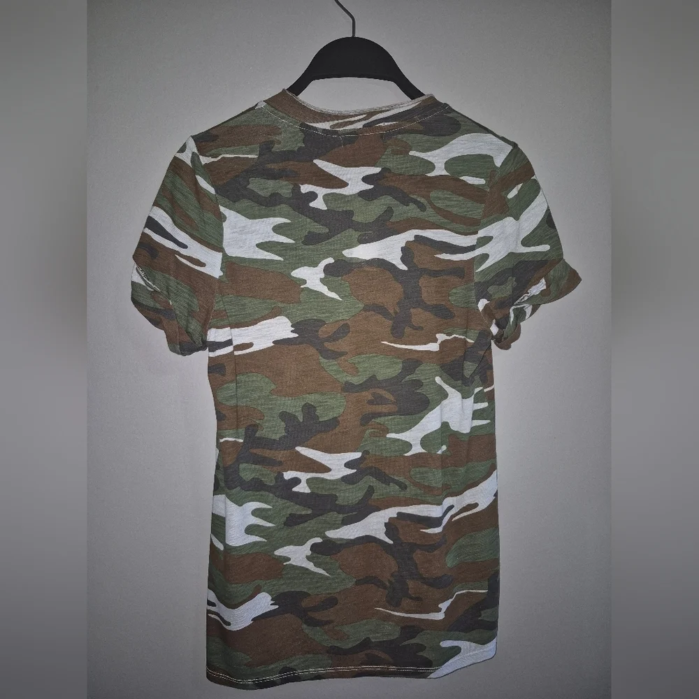 Anthropologie T.La Camo V-Neck Tee Size Small - Picture 3 of 6